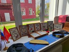 "Помню твой подвиг родной - дед у меня за спиной!"