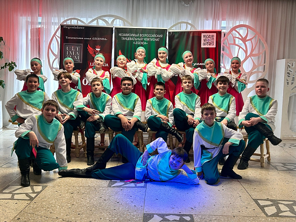 "На табуреточках"