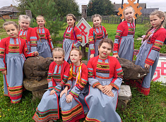  "На пенёчке мы сидели" 