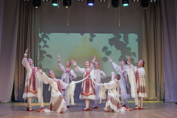 Русский танец "Ниточка за ниточкой"