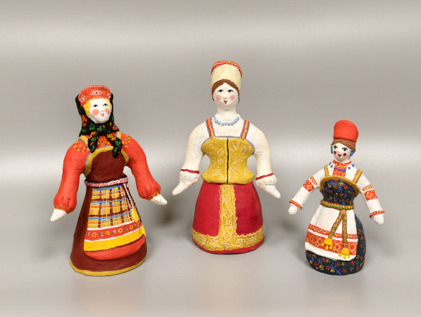 Женские фигуры в национальных костюмах