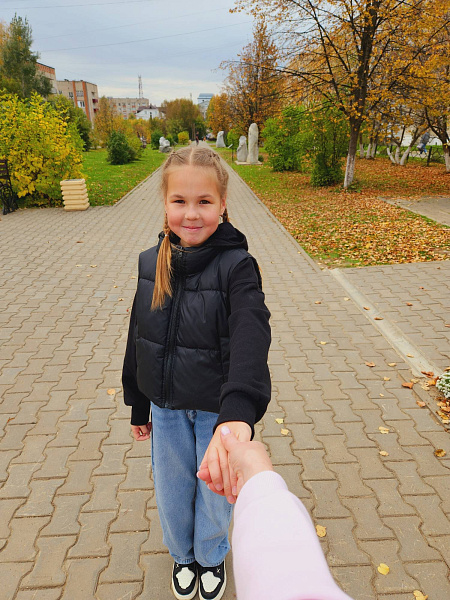 "Фото любимой аллеи в красивое время года в нашем городе"