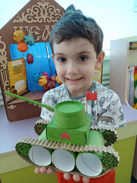 Творческая поделка к юбилею ВОВ из вторичных материалов