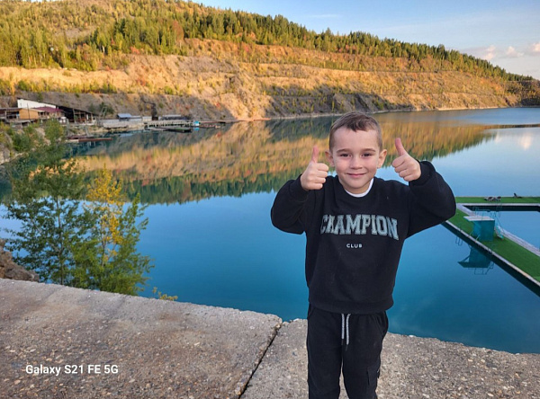 "Фотографии красивого озера, на котором отдыхали с родителями"