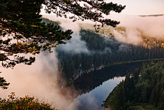 "Утро в тумане на вершине горы"