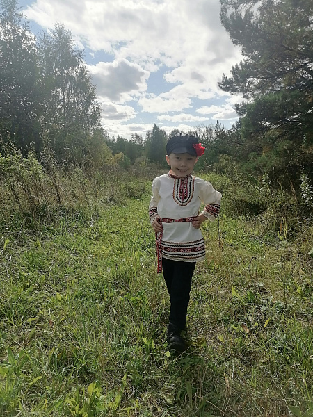 "Русско - народный мальчик на природе"