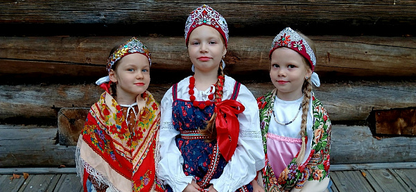 "Юные хранительницы традиций: русские народные костюмы"